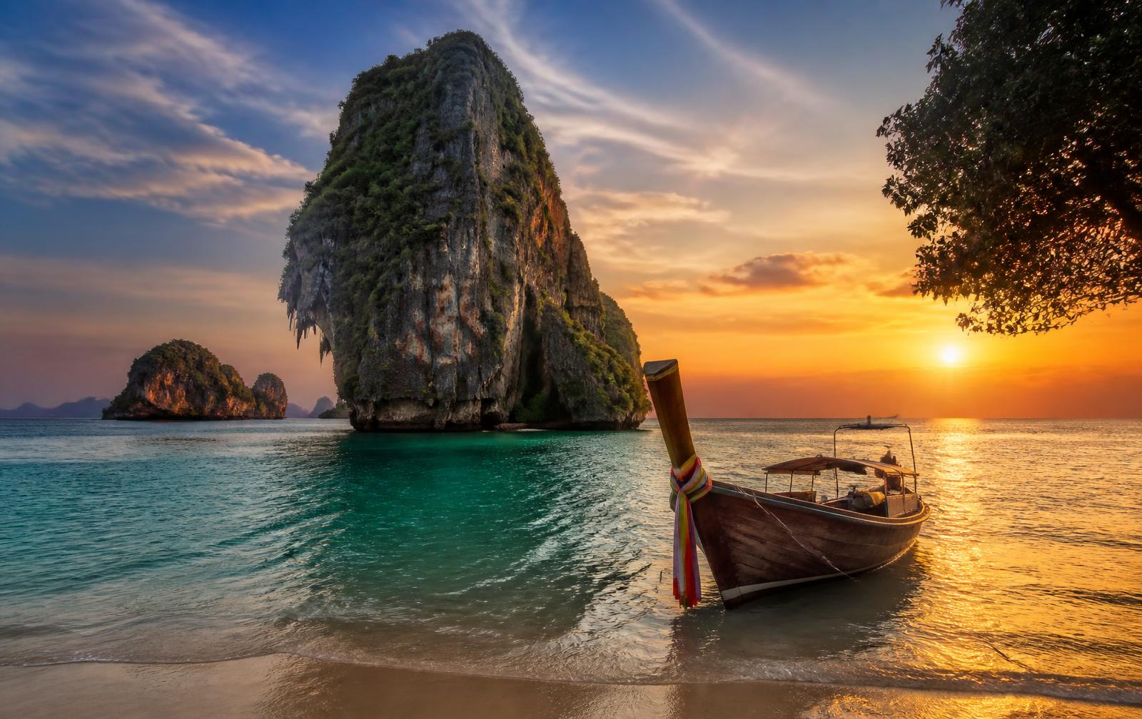 Küste Thailands im Sonnenuntergang