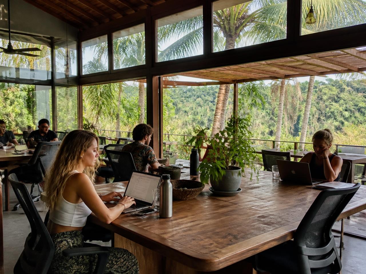 Arbeiten im offenen Büro im Grünen in Costa Rica